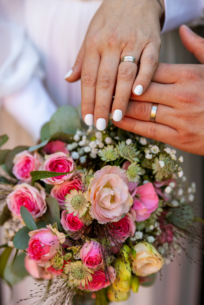 Brautstrauß mit Ringen
